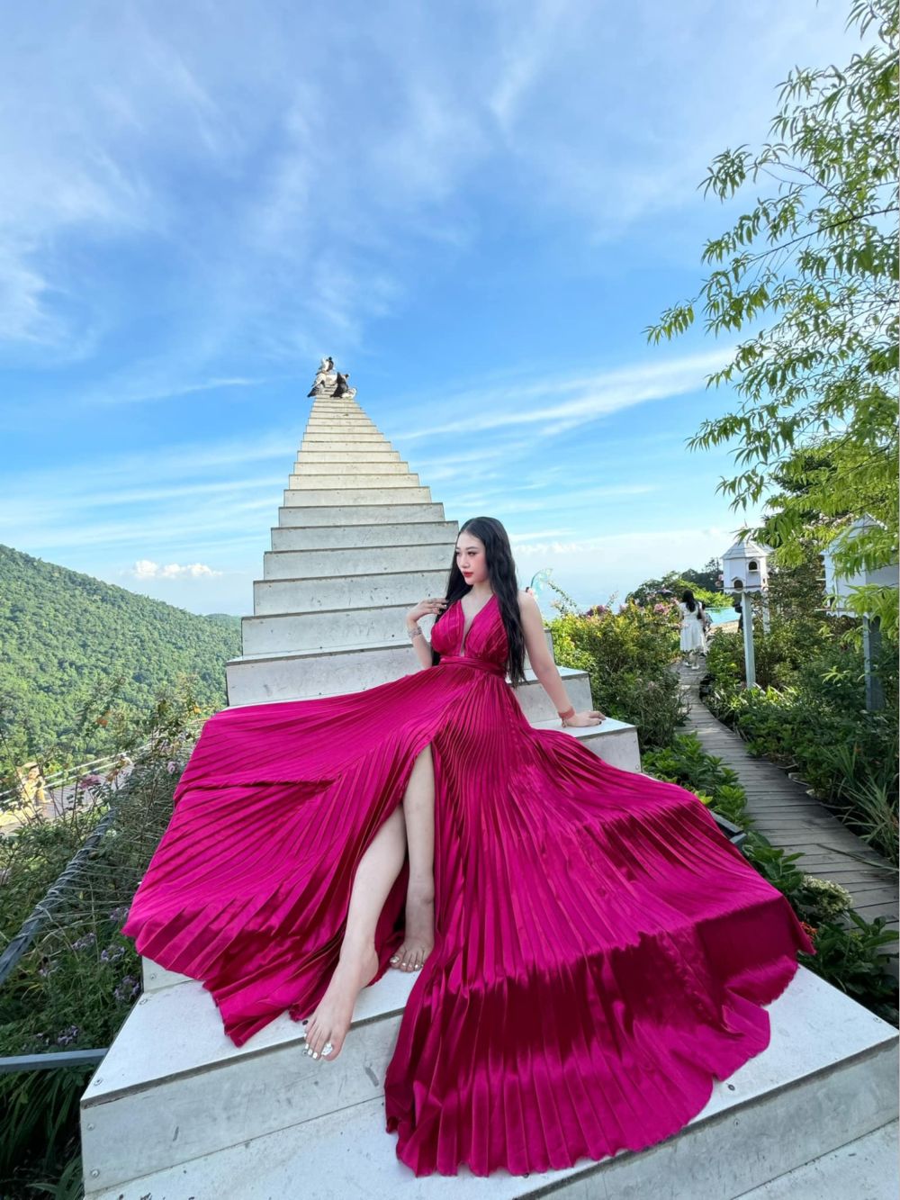 Tạo dáng ngồi thanh lịch kết hợp với trang phục bay bổng để phù hợp với phong cách “thiên đường”